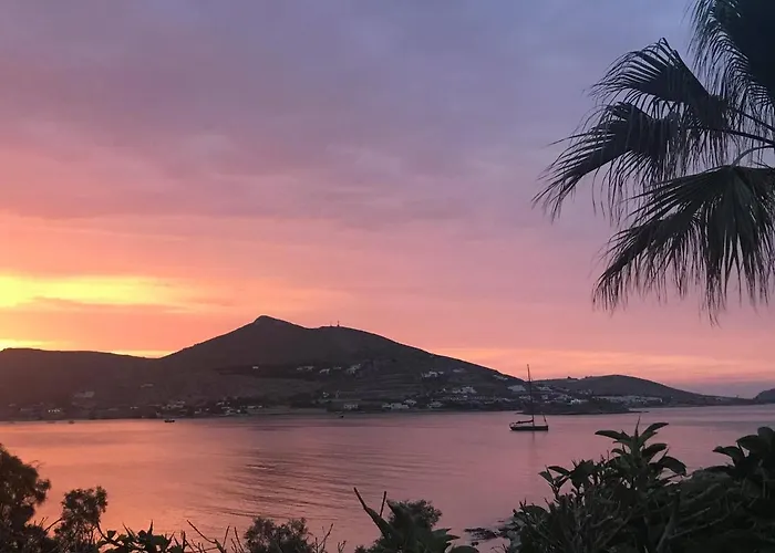 Parian Lithos فندق