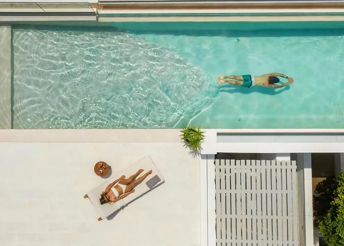 Parian Lithos فندق ناوسا