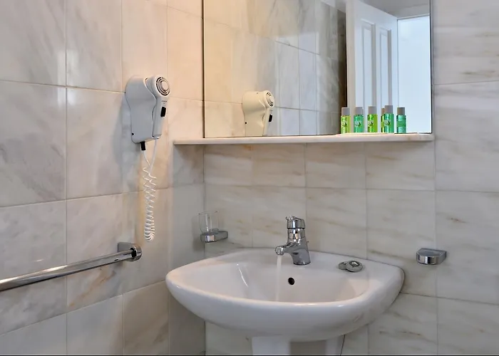 Parian Lithos فندق ناوسا